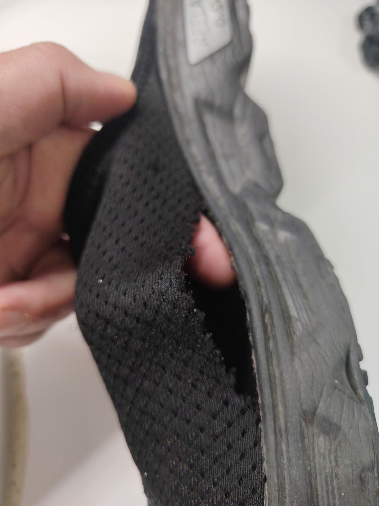 Confortables mais glissantes sur carrelage mouillé