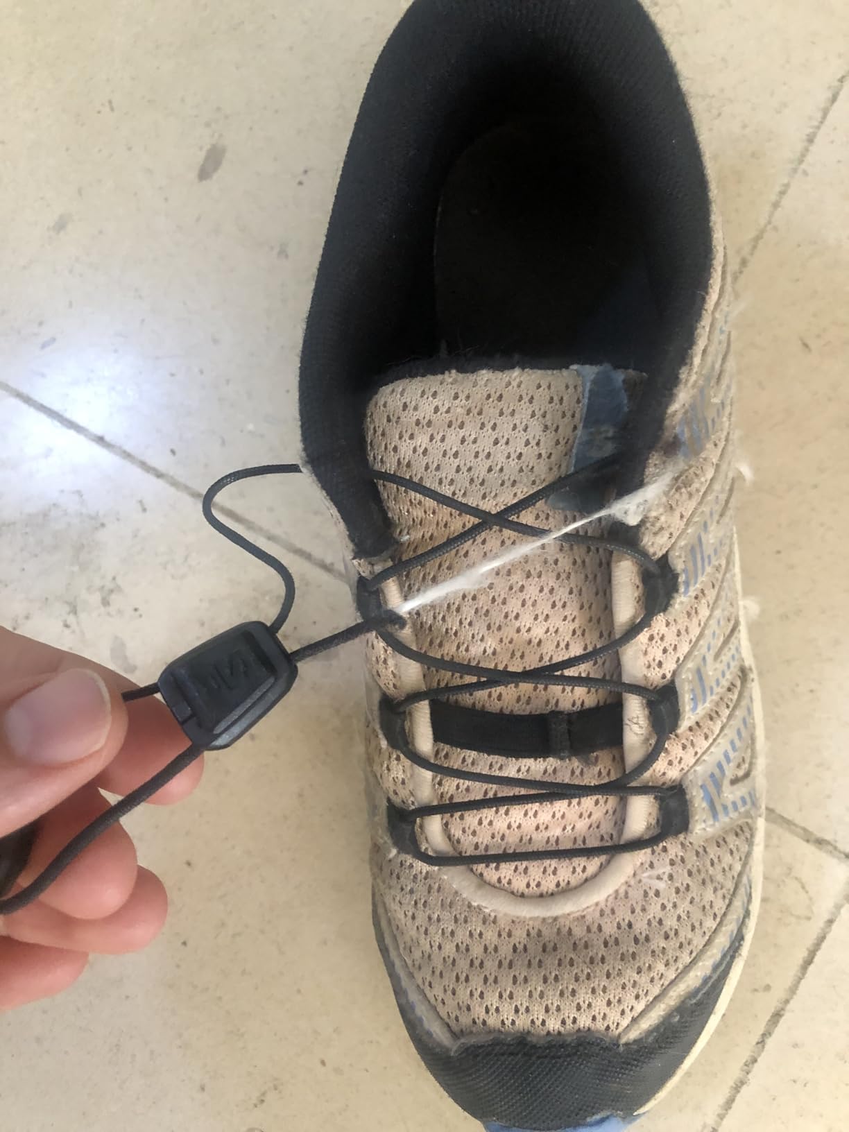 Bonnes chaussures junior, robustes et confortables
