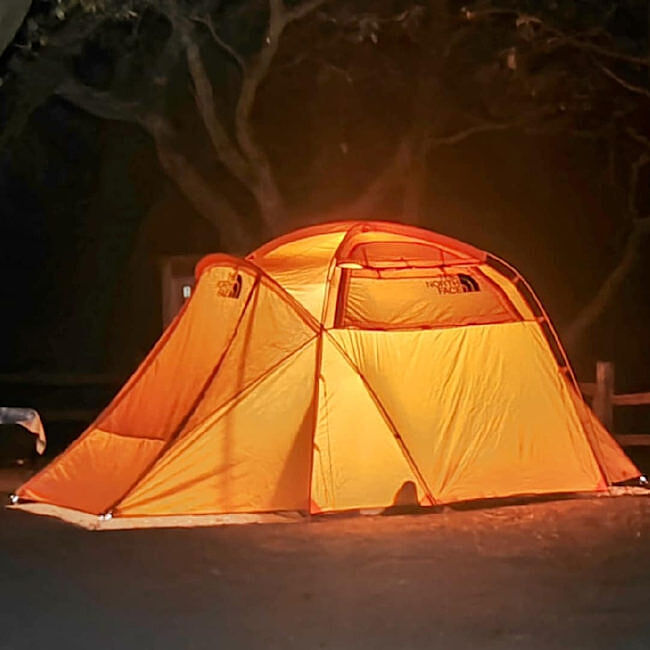 Éclaire tout le bivouac