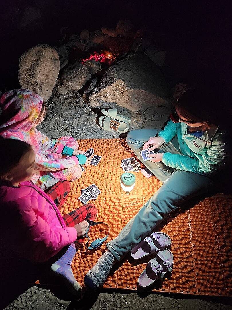 Éclaire super bien la tente